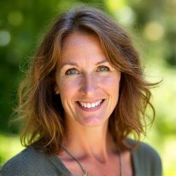 Headshot of Lisa Thompson, an energetic woman with light brown hair.